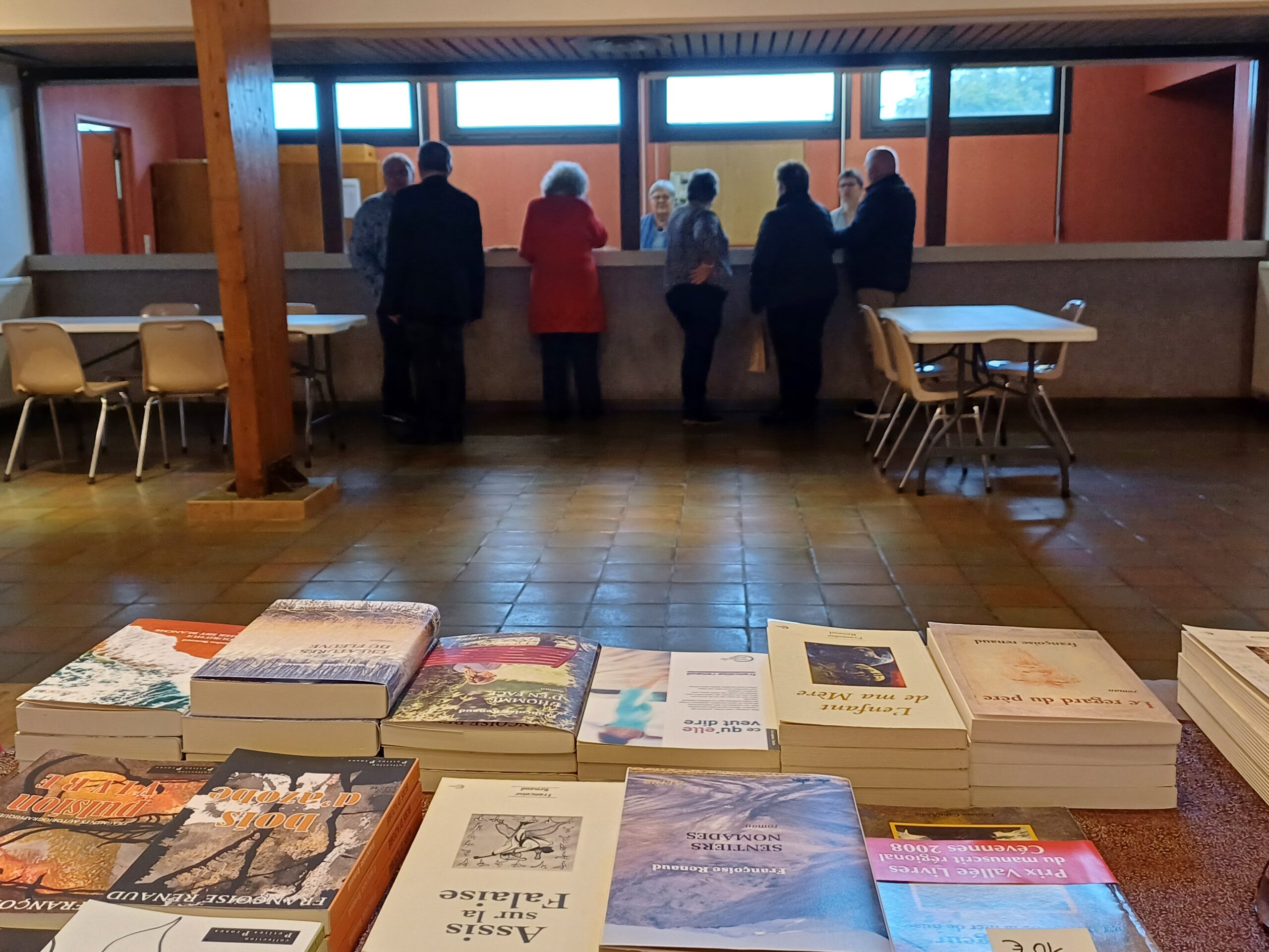 You are currently viewing petit signe aux gens du salon du livre de Saint-Gaultier (Indre) | 13 octobre 2024